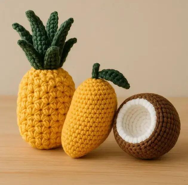 Amigurumi de Frutas Tropicais Brasileiras: Abacaxi, Manga e Coco Personalizados